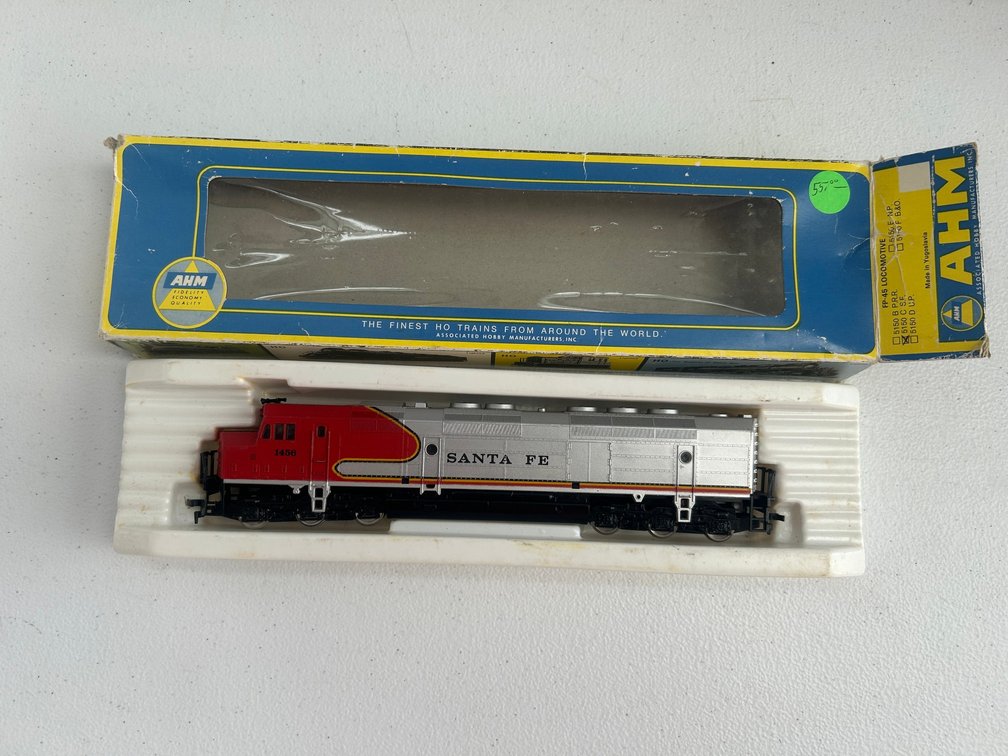 AHM HO Scale diesel locomotive-Santa Fe FP-45 locomotive