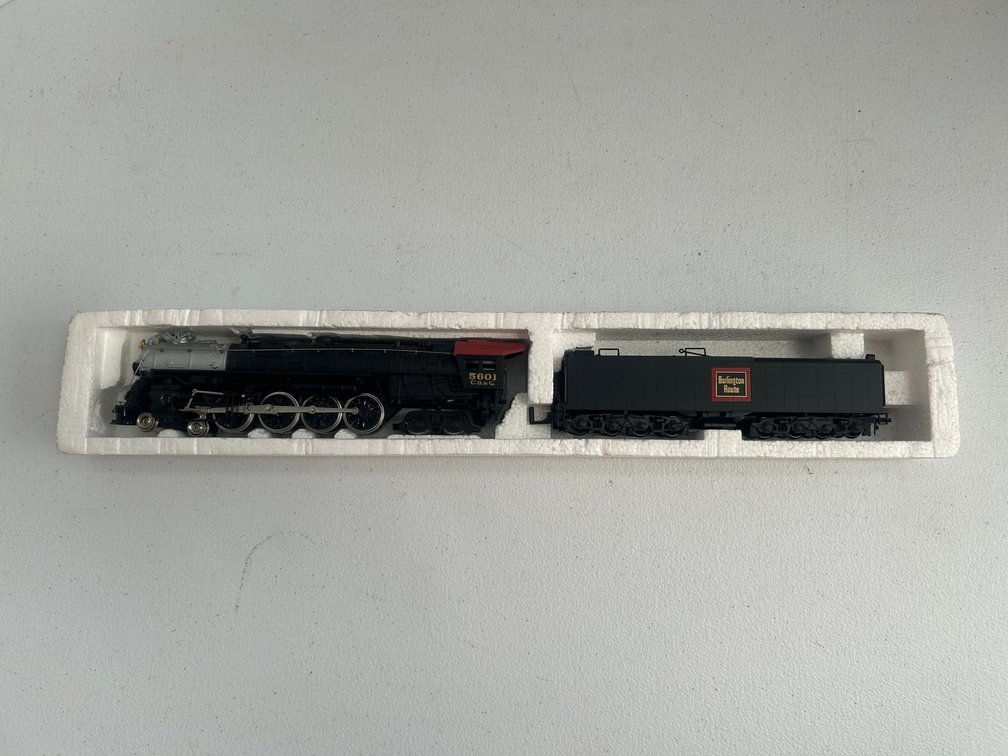 HO Scale Burlington Route 4-8-4 Steam locomotive-Bachmann unit