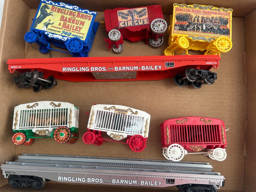 Selection of 2 K-Line O Scale flat cars with 6 circus wagons