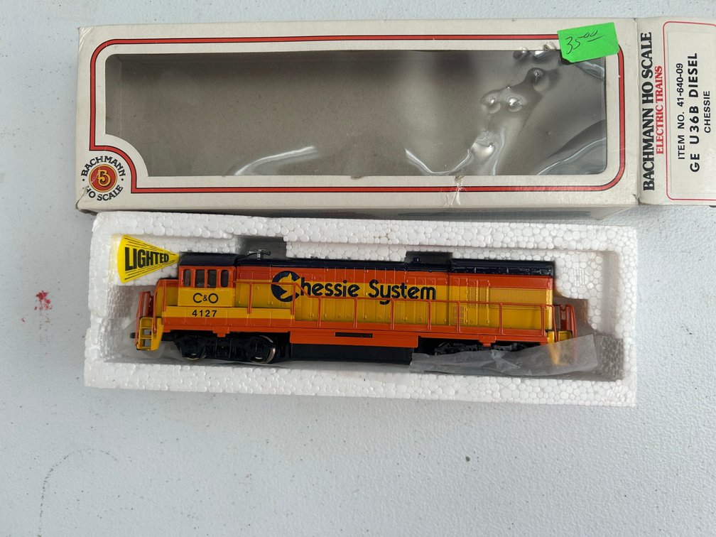 Bachmann Ho Scale U36B diesel locomotive-Chessie System