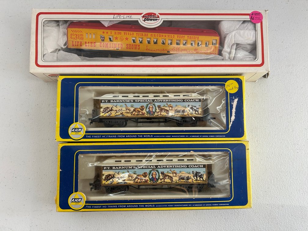 3 Pieces of HO rolling stock passenger cars