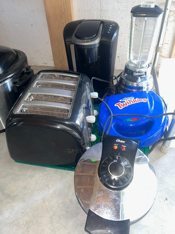 Lot with Kurieg Coffee Maker, Sunbeam toaster, blender, Other Kitchen Items