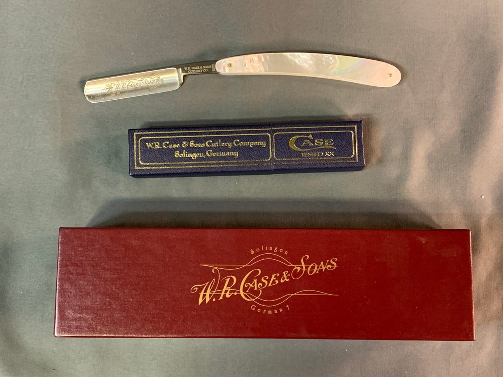 [3069]  Case 415825 Razor w/Pearl Handles with Box