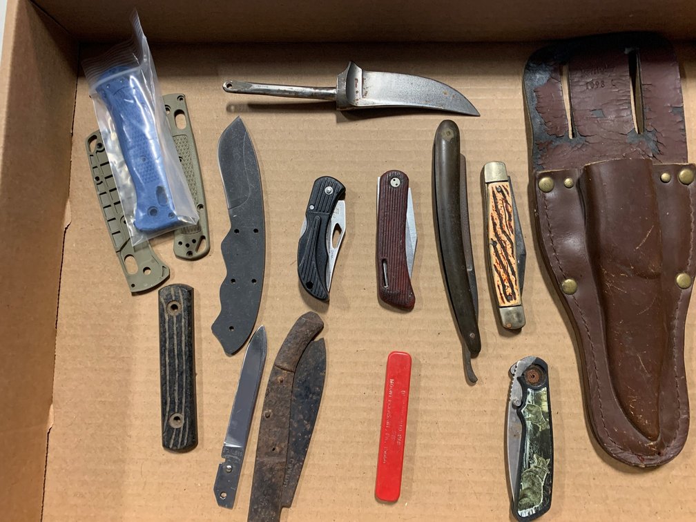 [3106]  Knives - Straight Razors and Folding Knives