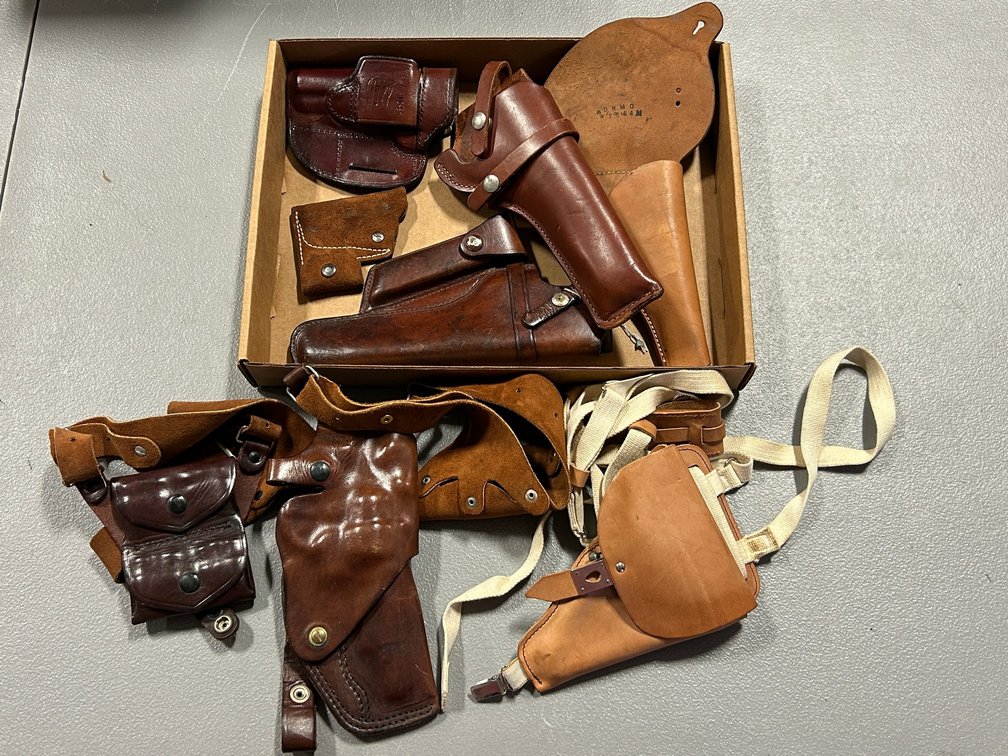 [3274]  Assorted Brown Gun Leather - Holsters