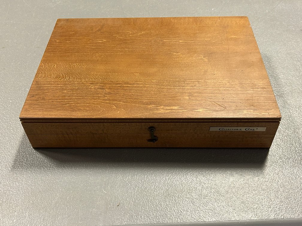 [3053]  Case Collector's Knife Box