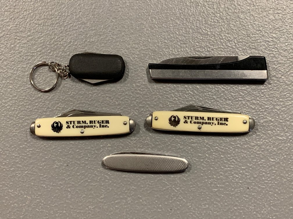 [3099]  Five Folding Knives