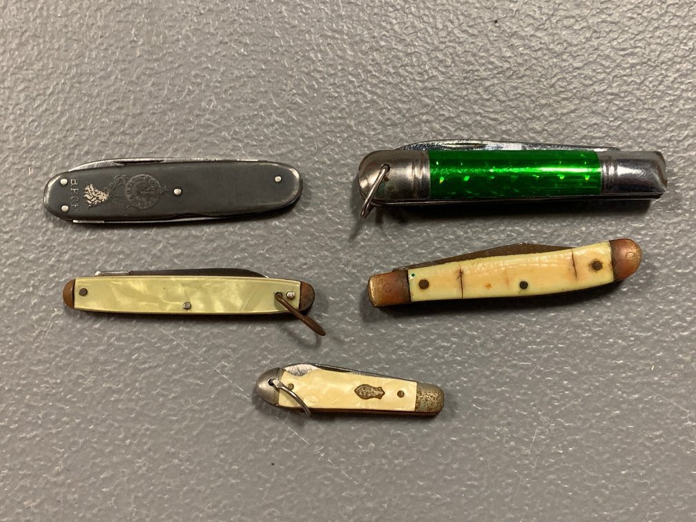 [3100]  Five Folding Knives