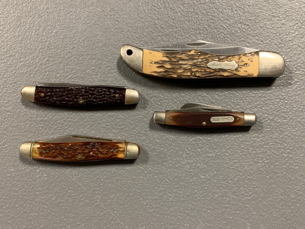 [3102]  Four Folding Knives