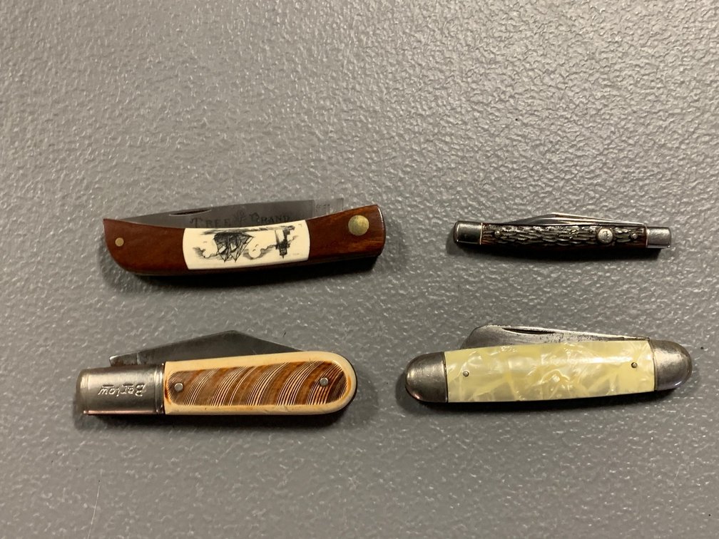 [3103]  Four Folding Knives