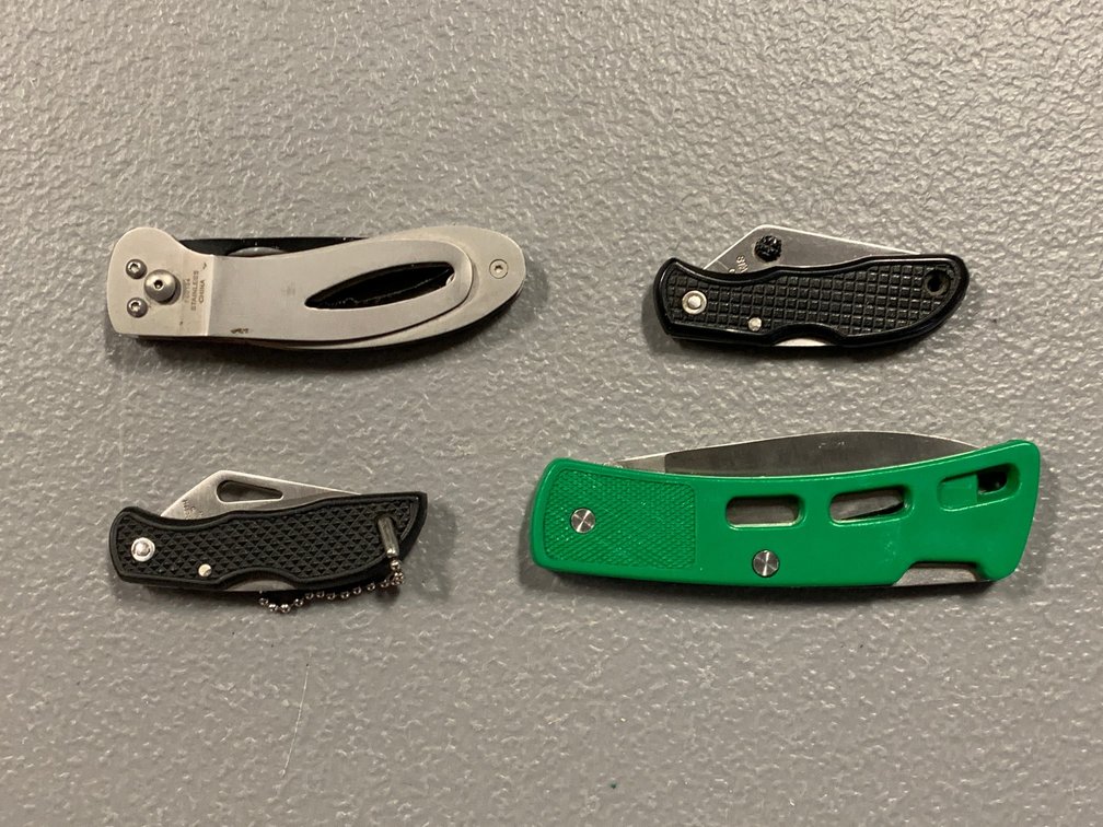 [3104]  Four Folding Knives