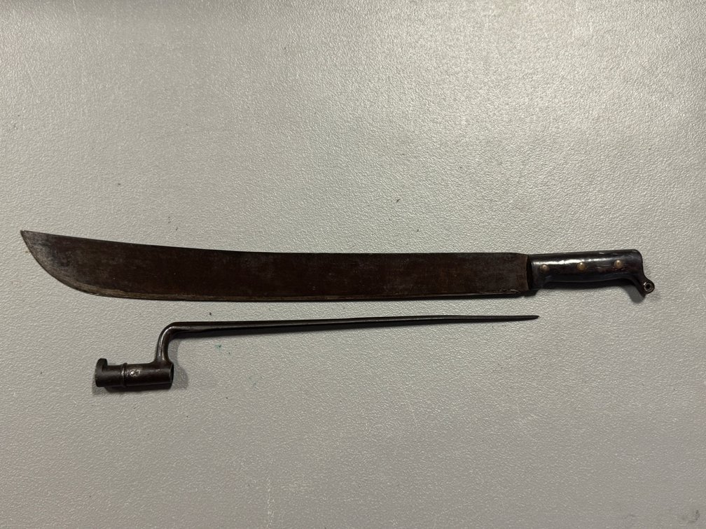 [3138]  Round Socket Tri Foil Bayonet and Machete