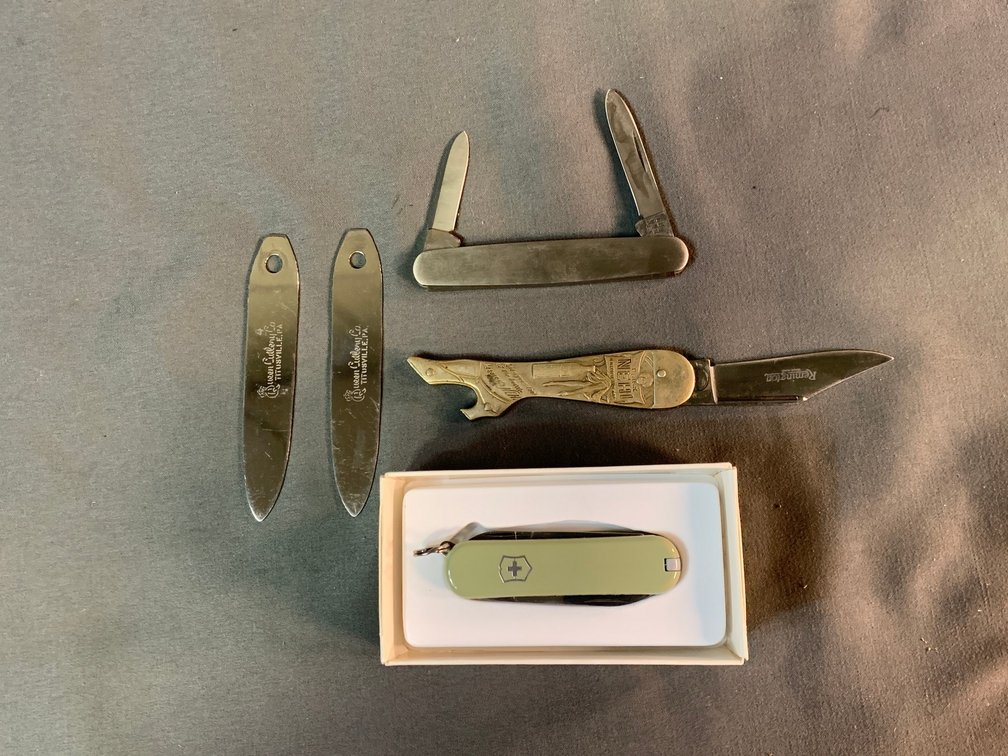 [3133]  Three Knives and two Knife Openers