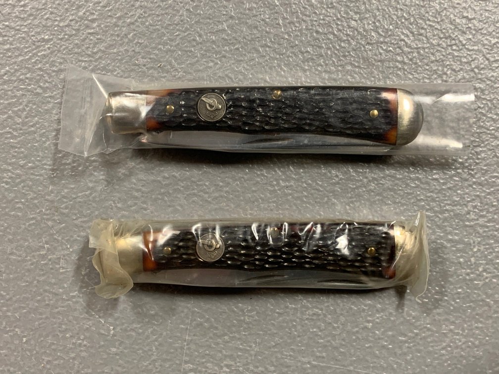 [3027]  Two Queen Brand Folding Knives