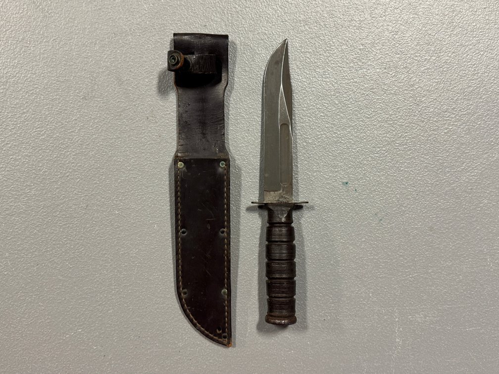 [3134]  Vietnam Era Issue US Fighting Knife w/Sheath