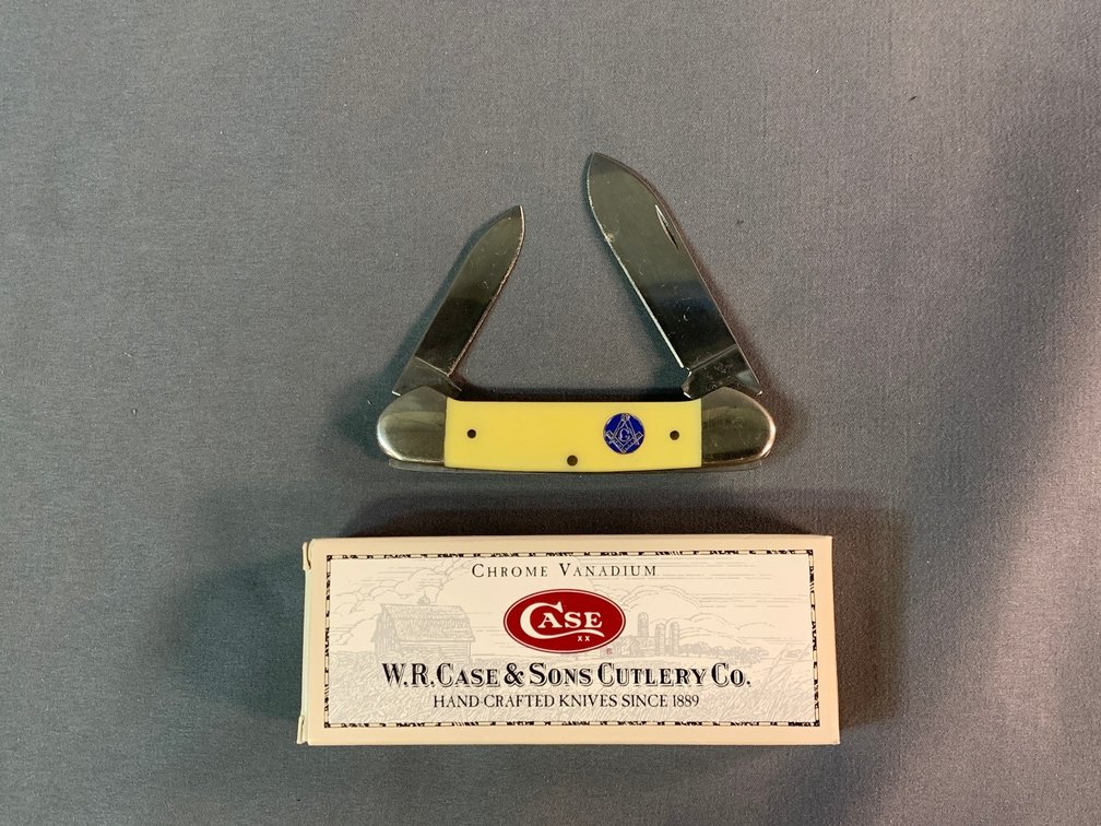 [3065]  Case 32131 CV Canoe with Yellow Handles