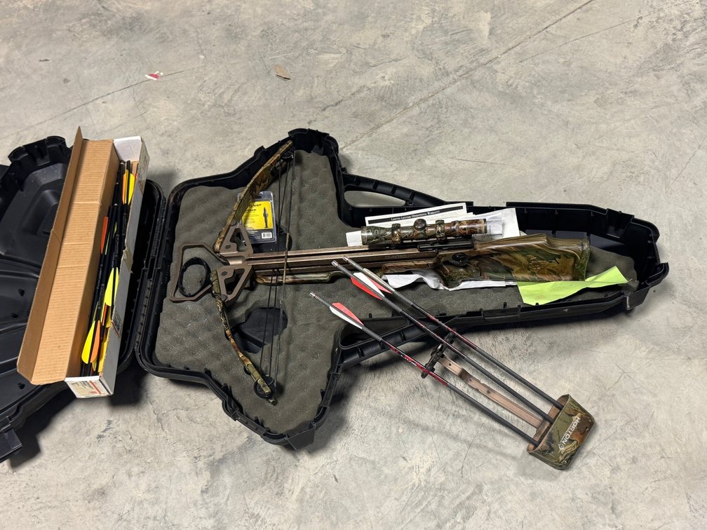 [3354]  Horton Hunter Express SL175 Cross Bow w/Case, Quiver, and Bolts