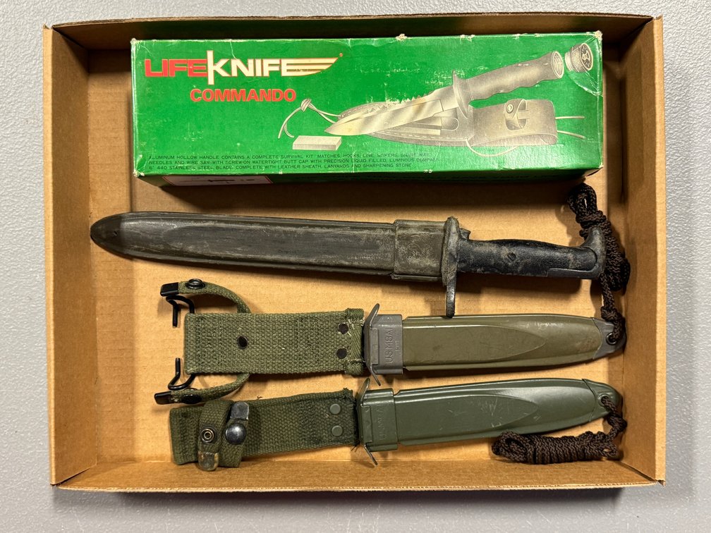 [3124]  Commando Knife, Plastic Trainer, Two Sheaths