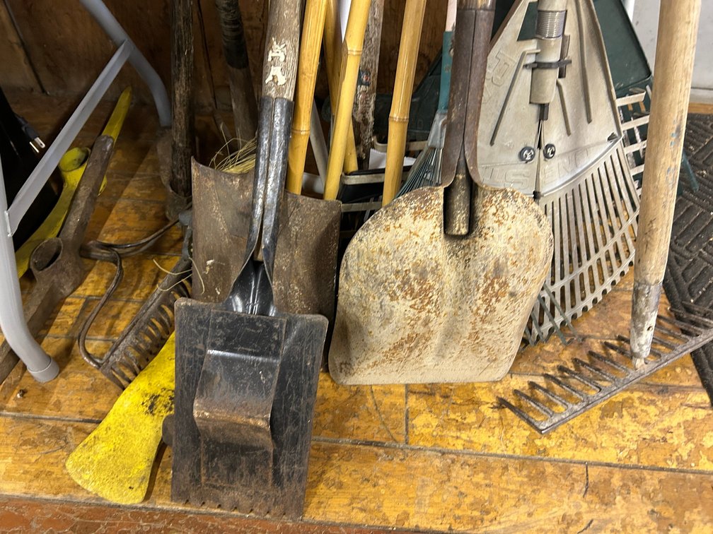 Outdoor Lawn Tools, Leaf Rakes, Gravel Rakes, Gravel Shovel, Shingle Shovel, Dusting, Lanterns