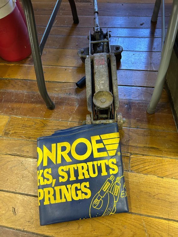 Hydraulic floor jack