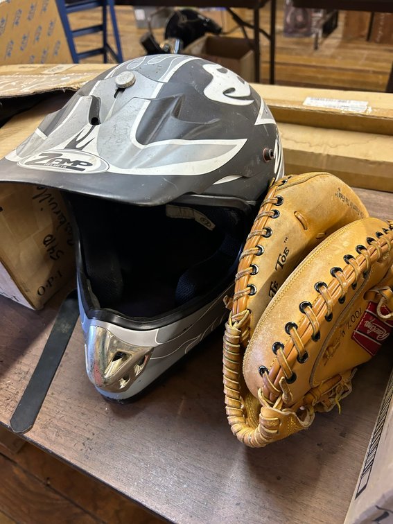 Catchers Mit, Helmet
