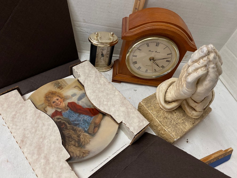 Annie Collector Plate,2-Clocks, Praying Hands