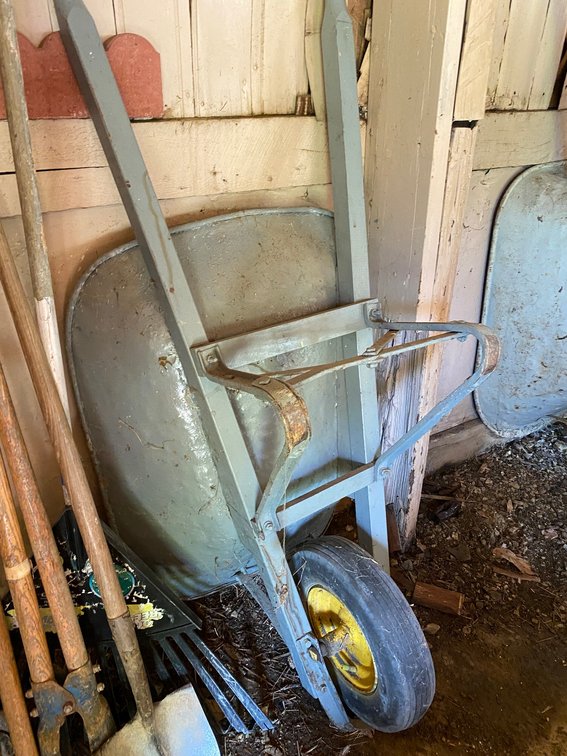 Wheelbarrow with Metal Hopper and Rubber Tire