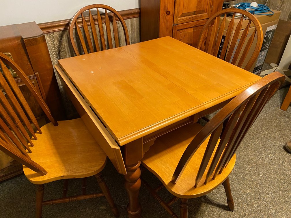 Kitchen table has Drop Leaves, Middle Leaf