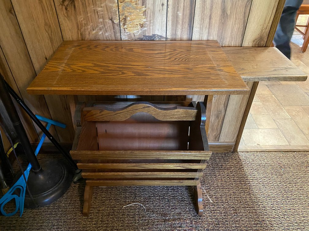Table with a Magazine rack Bottom