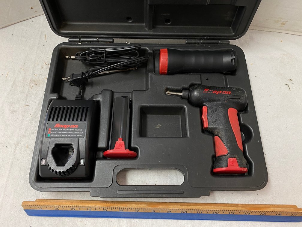 Snap on 7.2 Volt Driver with 2 Batteries and 1 Charger