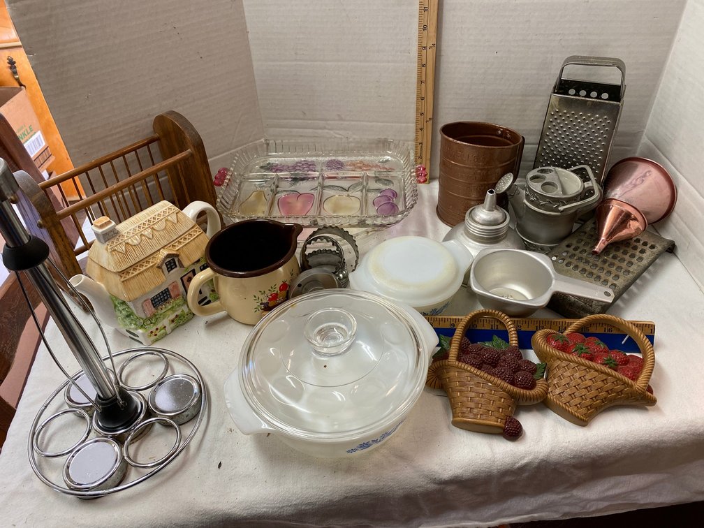 Sifter, Graters, Decorator Items, Tea Pot, Paper Towel holder