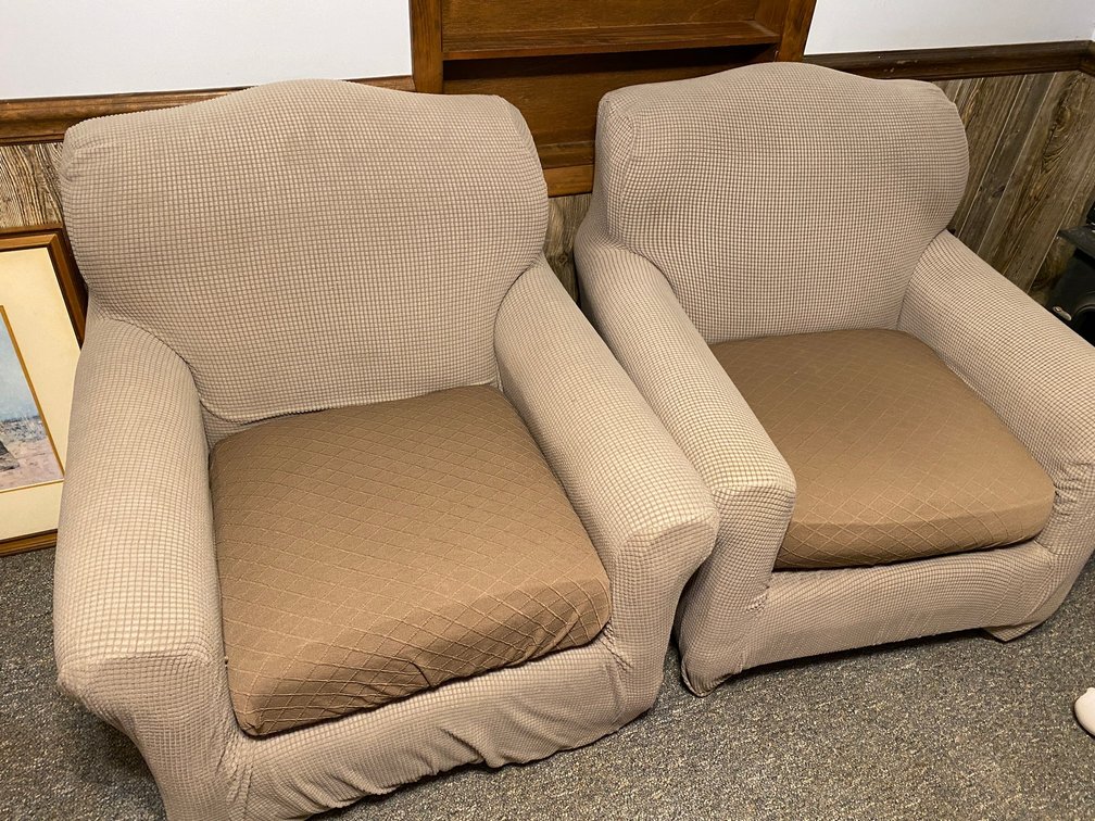 2-Matching chairs that have Fitted covers