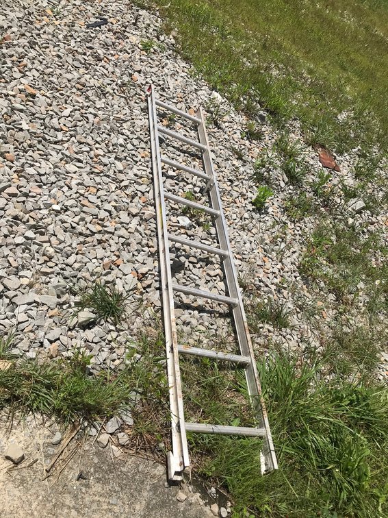 Half of a 16 Foot Aluminum Extension Ladder (1 section of ladder ONLY)