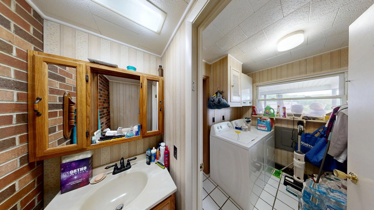 Image for Spacious 4 Bedroom with Garage Apartment in Weston