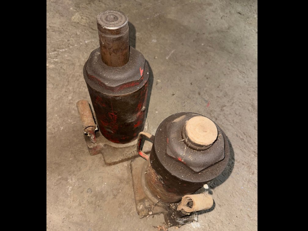 2-Heavy Duty Hydraulic Bottle Jacks