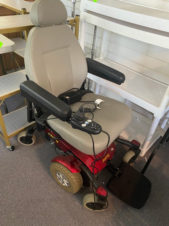Pride Mobility Products Jazzy series mobility scooter with charger