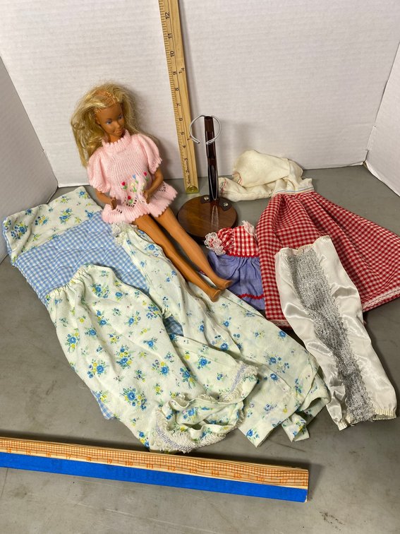 Mattell 1976 Barbie Doll with clothing