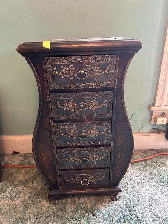Bombay chest