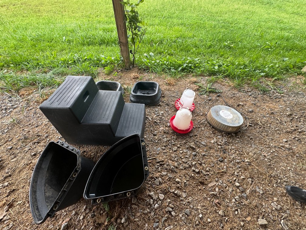 Black plastic 3 step mounting block and Water/Feed System