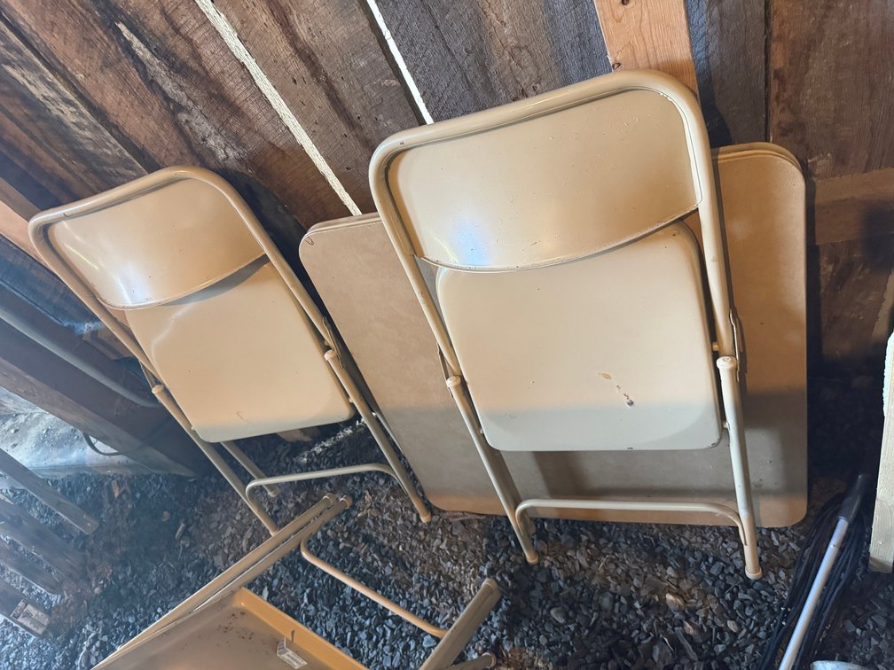 4 Metal chairs, table