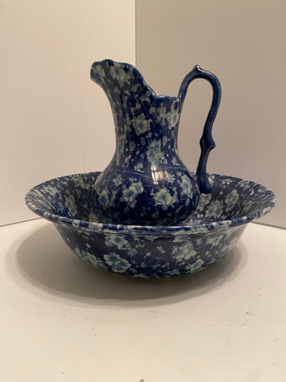 Small pitcher and bowl