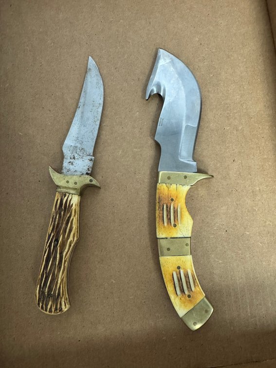 Appears to be vintage fixed blade hunting knives