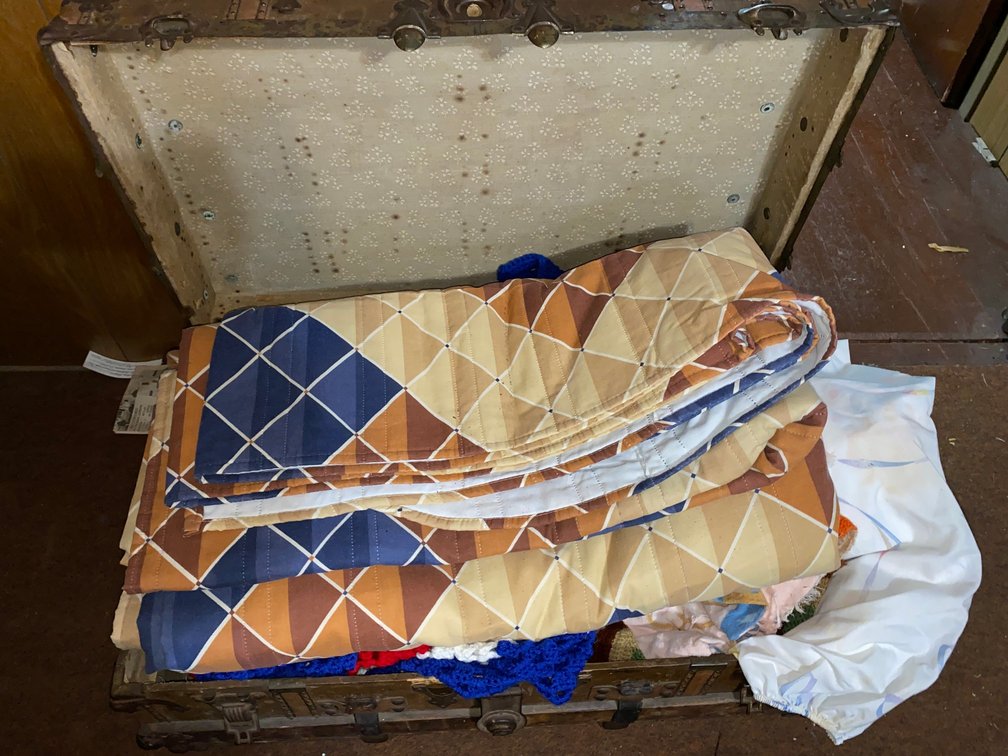 Trunk with dry goods