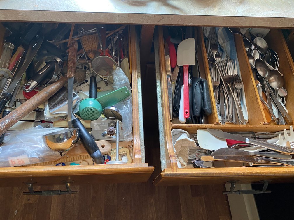 2 Drawers of utensils