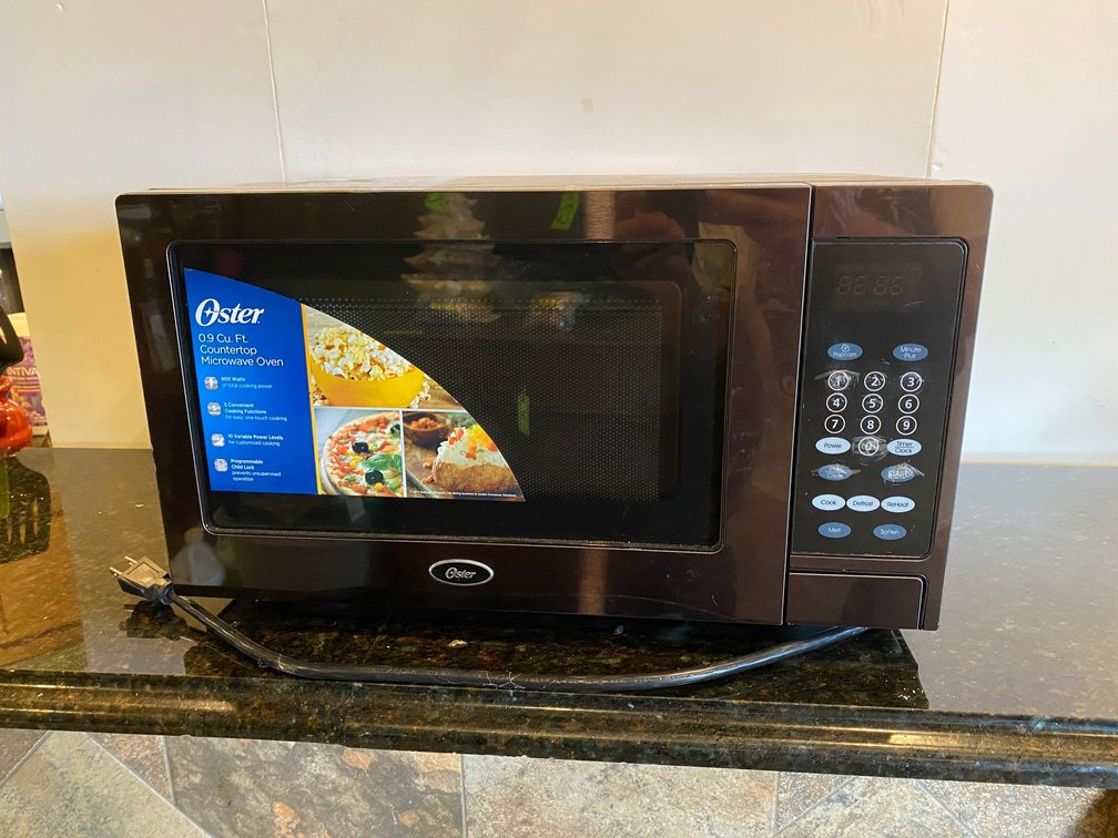 Oster .9 cubic feet countertop microwave oven