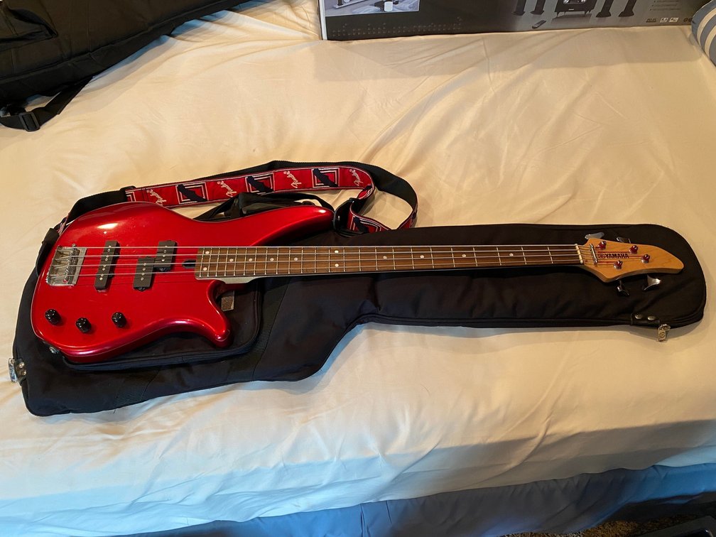 Yamaha 4 string base guitar including case