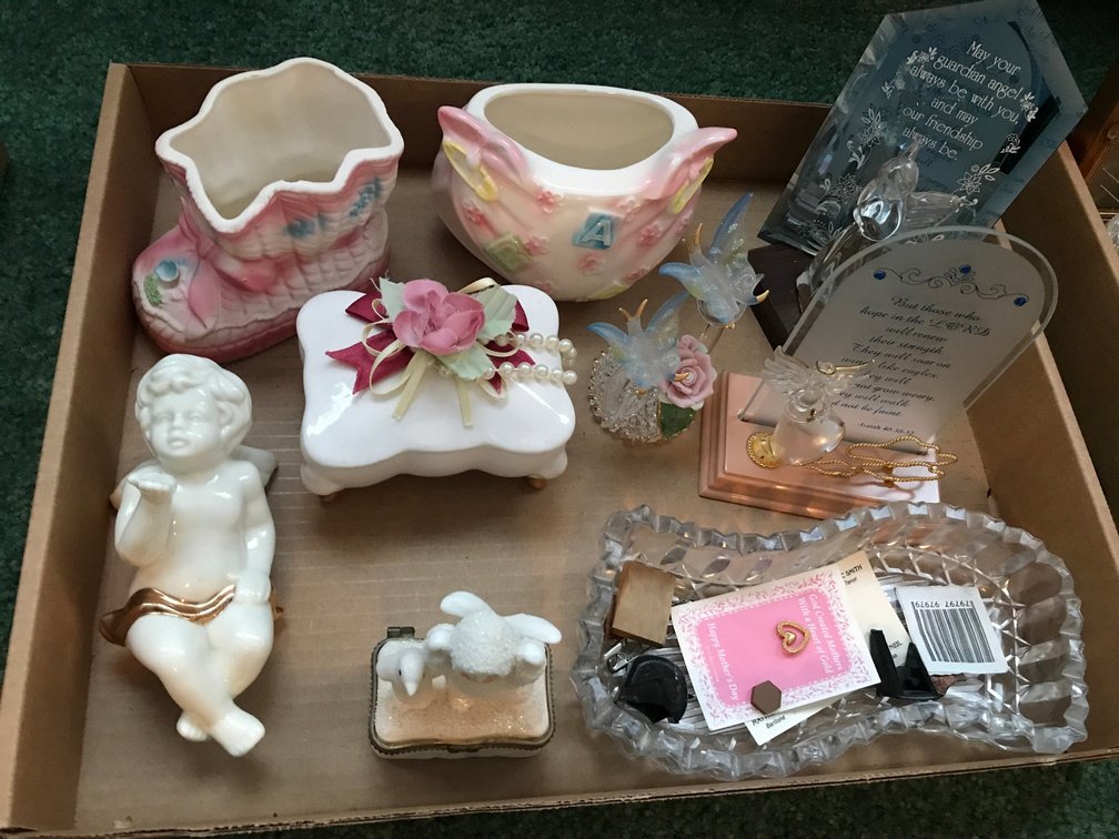 Knickknacks, collectibles