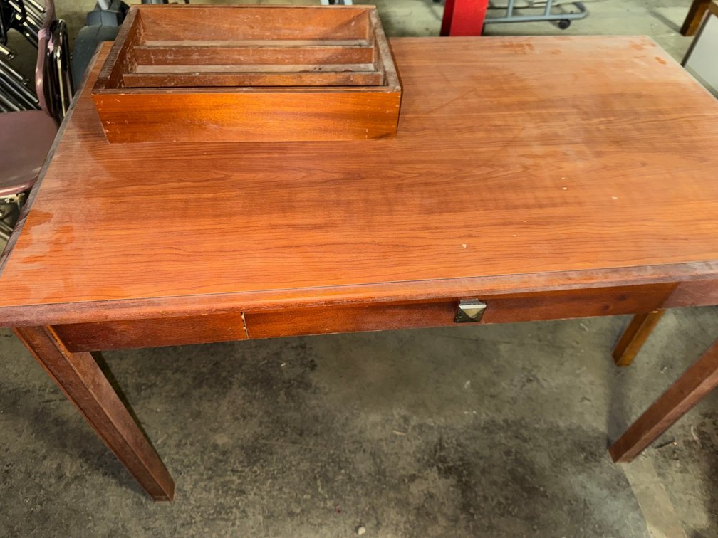 Wooden desk with 1 drawer