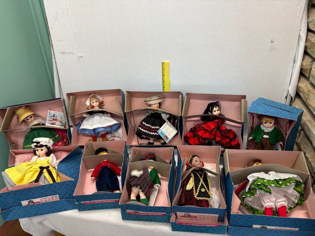 10-Madame  Alexander International Dolls