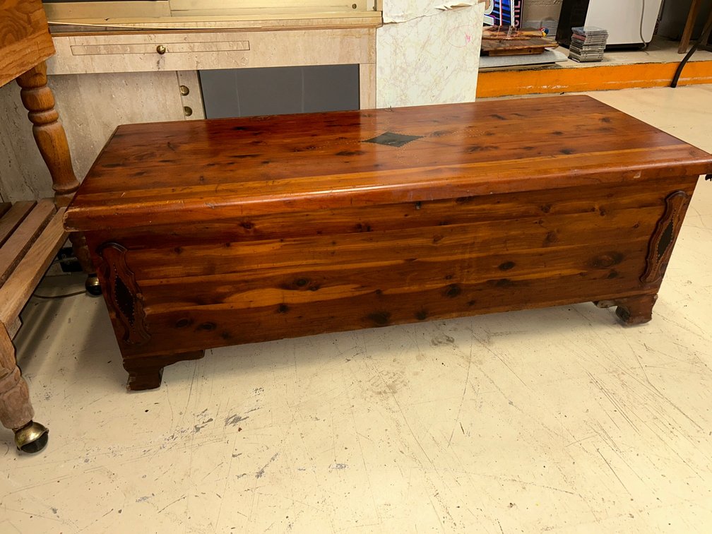 Lane red-cedar blanket chest/storage trunk with hinged top